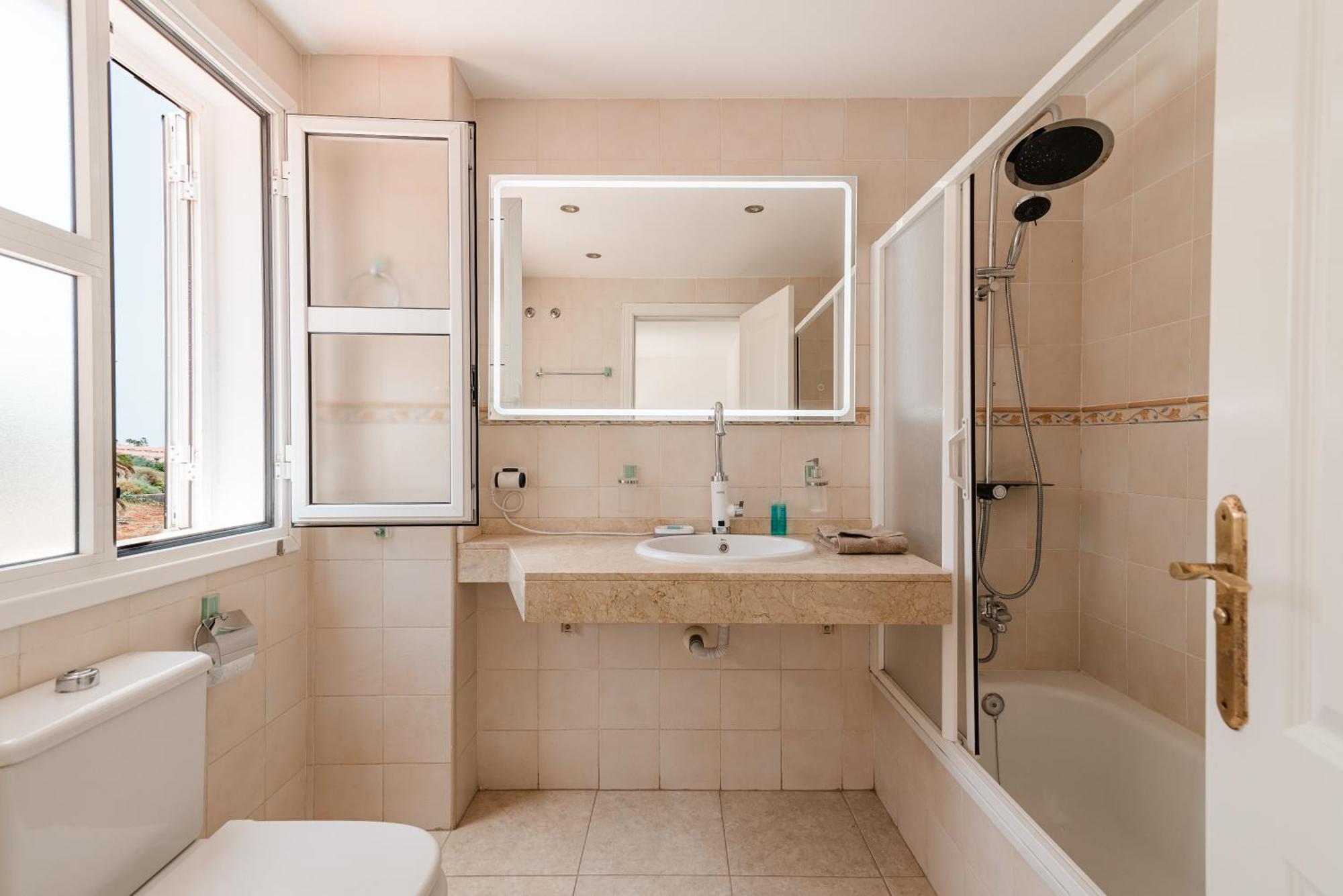 Comfortable 4-Bedroom Villa With Private Gardens Costa Adeje (Tenerife) Exterior foto